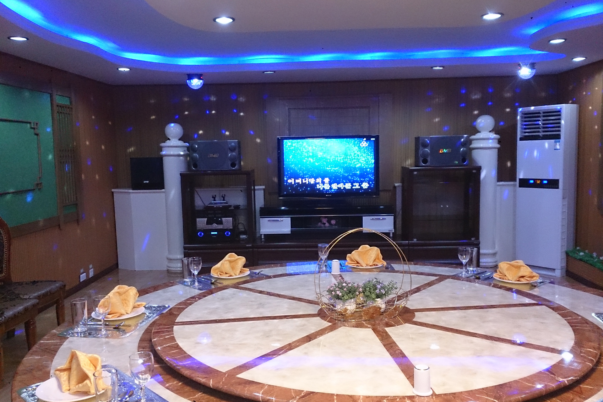 北朝鮮のカラオケで革命歌を熱唱する 朝鮮平壌開城巡検 01-14