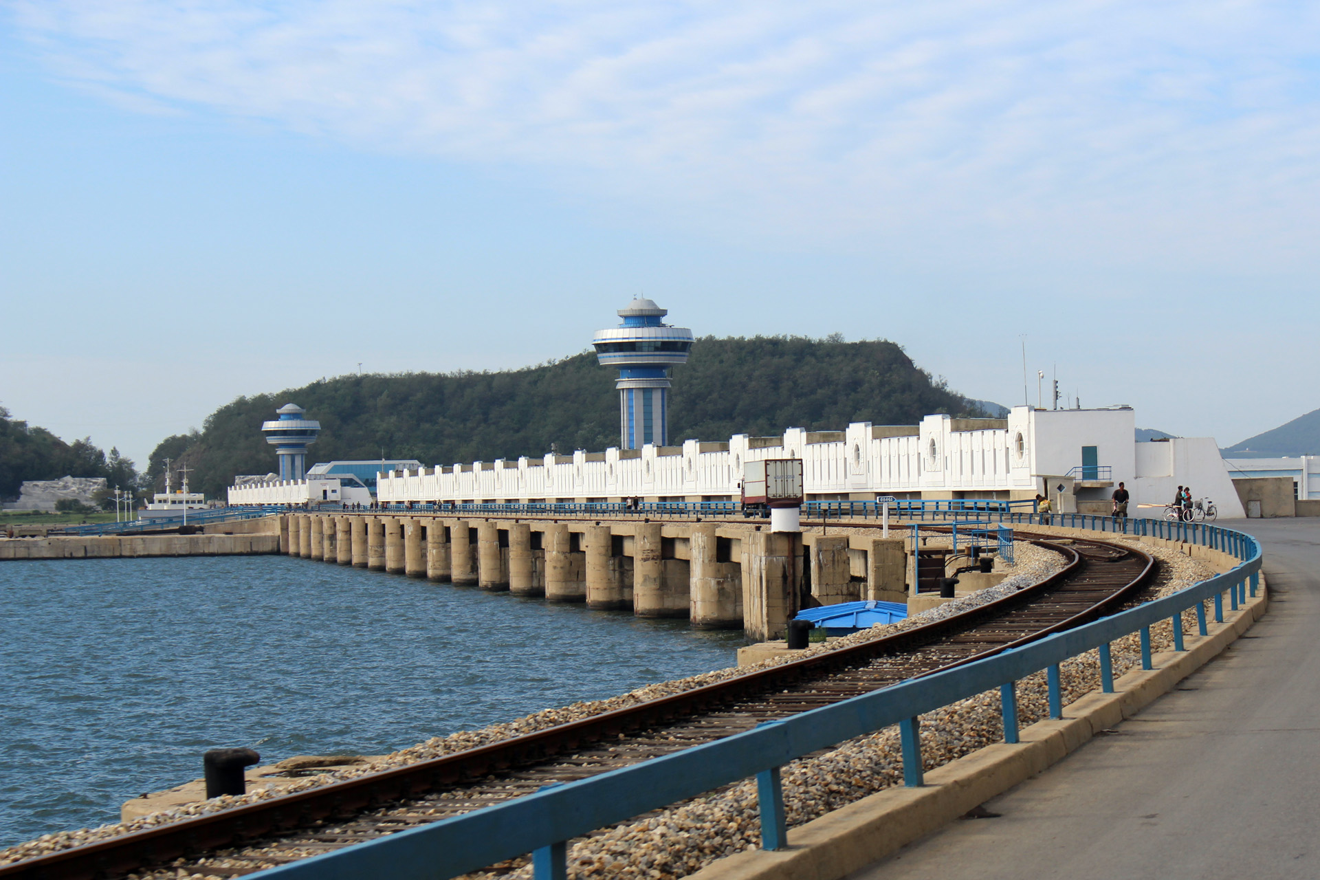 超巨大ダム･西海閘門を渡り南浦市街を見学する 朝鮮平壌南浦巡検 02-11 - twinrail.log