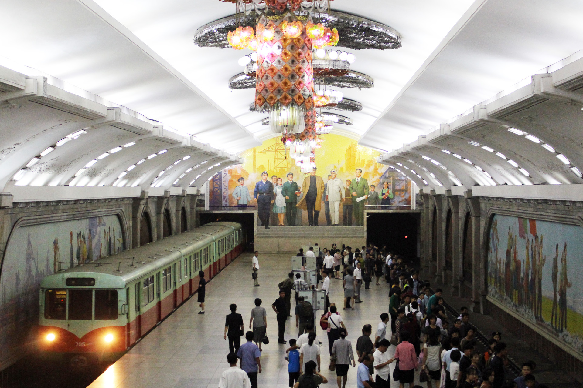 ベルリンからやってきた平壌地下鉄の旧型車両に乗る 朝鮮平壌 ベルリンからやってきた平壌地下鉄の旧型車両に乗る 朝鮮平壌