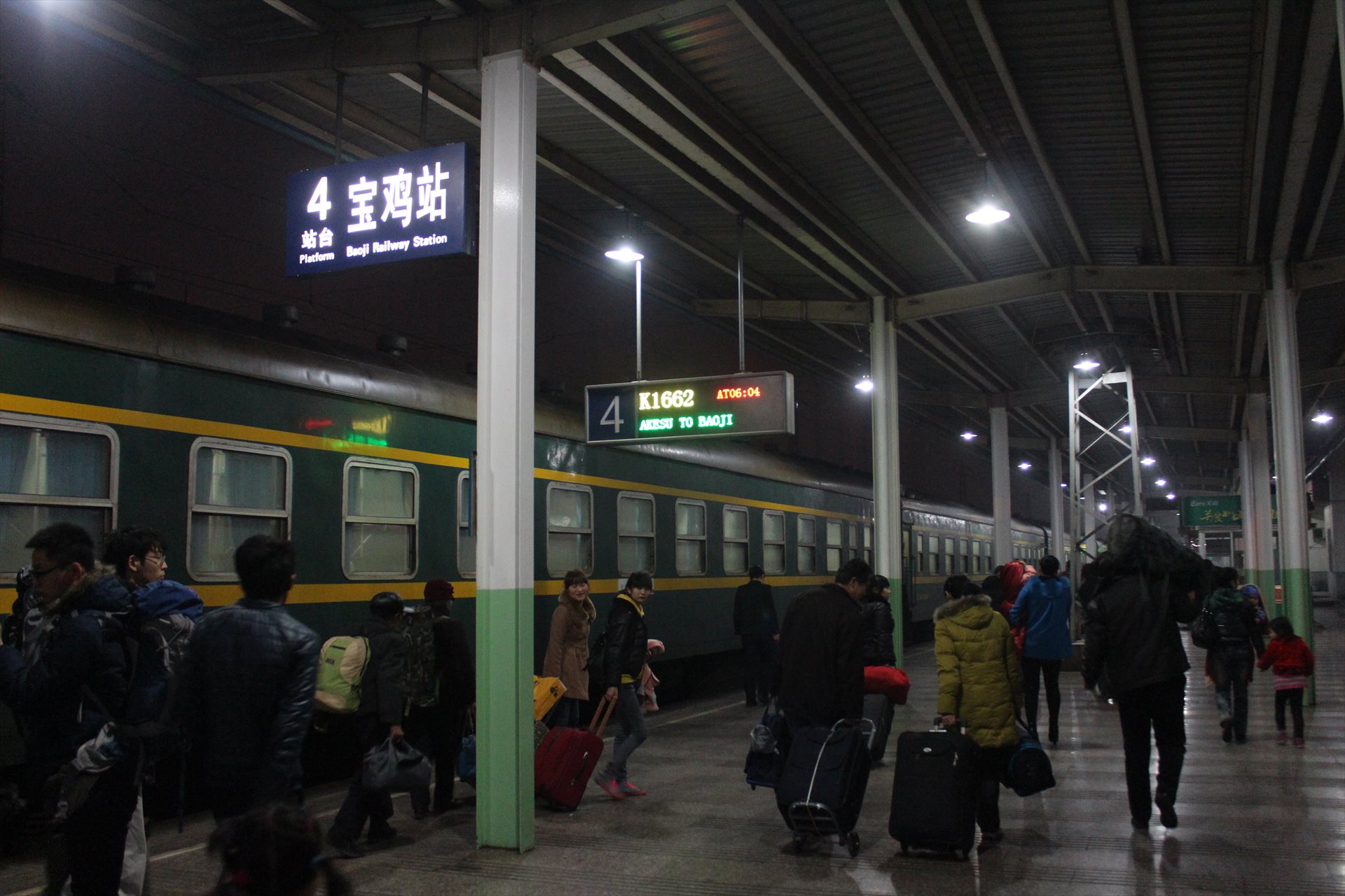 旧型の寝台列車と高速列車を乗り継ぎ西安に向かう 中国横断巡検 06-05