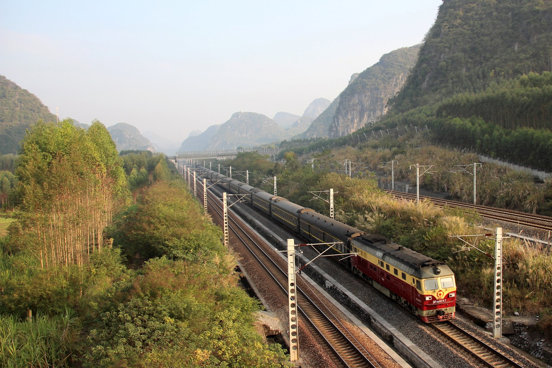 中国・柳州のカルスト台地を走る列車を撮影する ベトナム香港
