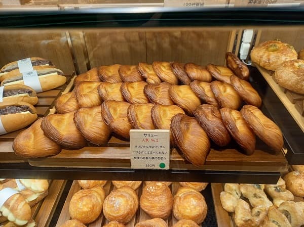 名古屋のパン屋テーラ・テールのショーケースの中