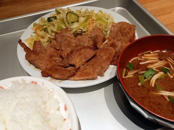 ご飯と肉と味噌汁