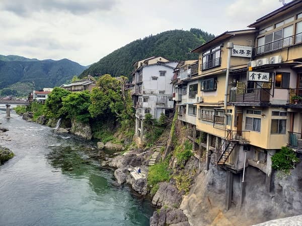 郡上八幡の吉田川と川縁の風景