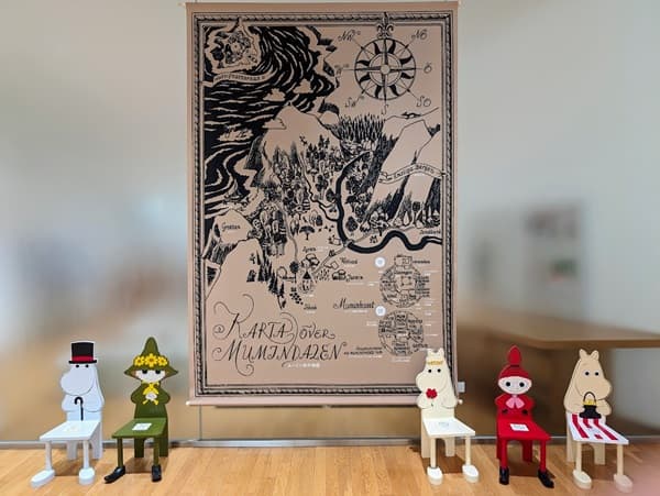 【CONVIVIAL LIFE at MOOMIN 'S TABLE】～ムーミンの食卓とコンヴィヴィアル展～のタペストリーとムーミン達の椅子