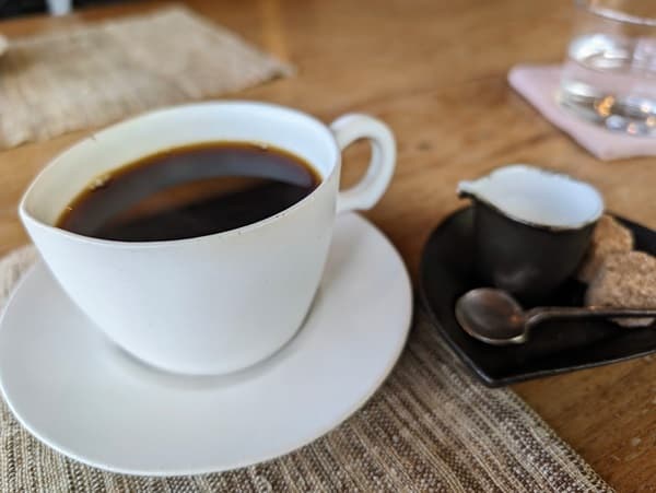 白いカップに入っている珈琲