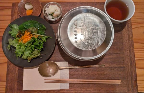 サラダなどランチ