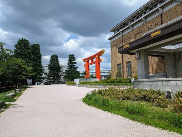 遠くから見た赤い鳥居とレンガの建物