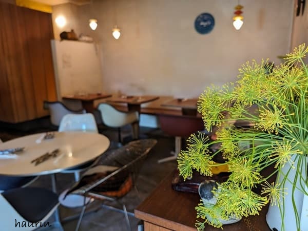 落ち着いたカフェの店内