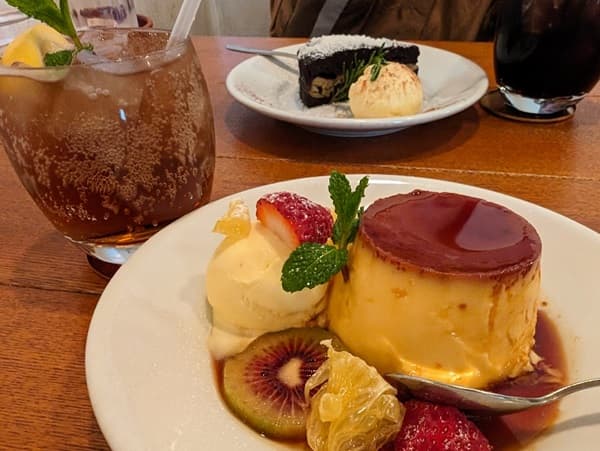 テーブルに置かれたプリンアラモード
