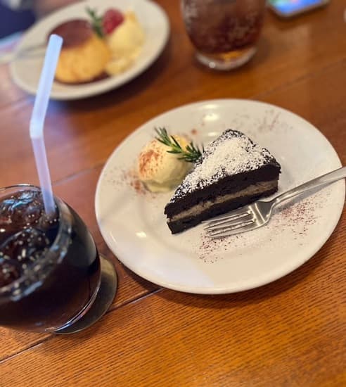 テーブルの上に置かれたケーキ