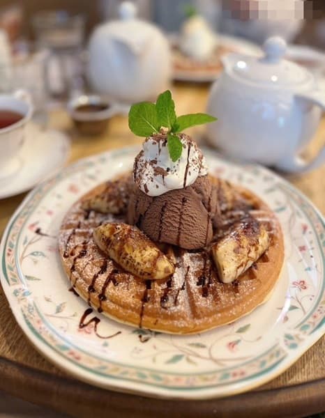 お皿に盛られたワッフルとアイス