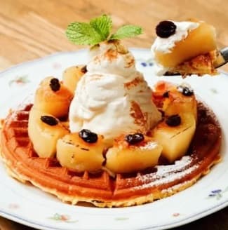 果物が盛られたワッフル