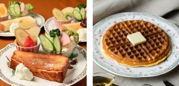 お皿に乗ったワッフルとパンとサラダ
