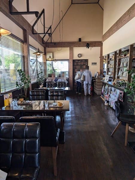 落ち着いた感じのカフェの店内
