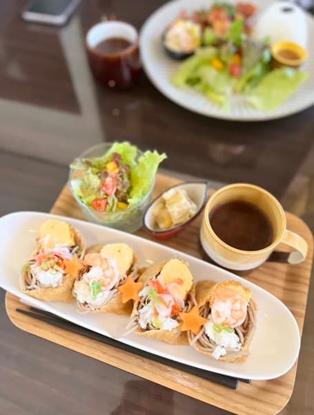 お皿に盛られた蕎麦いなりとサラダとコー非イー