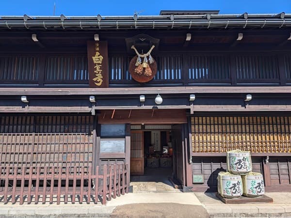 日本の古い酒蔵の正面