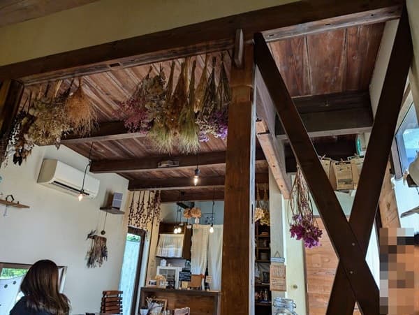 ドライフラワーが飾られているカフェの店内