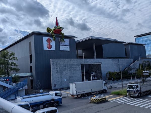 兵庫県立美術館】シンプルで洗練された安藤忠雄建築と「青りんご