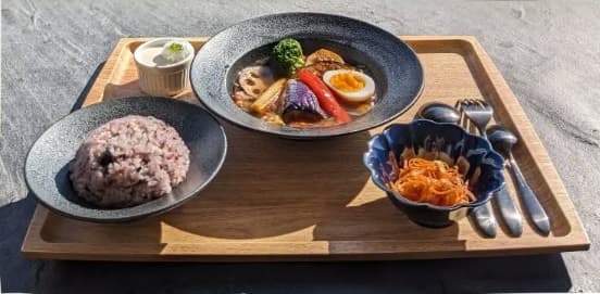 トレーに置かれたカレーランチ