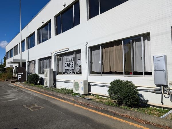 白いコンクリート2階建ての建物