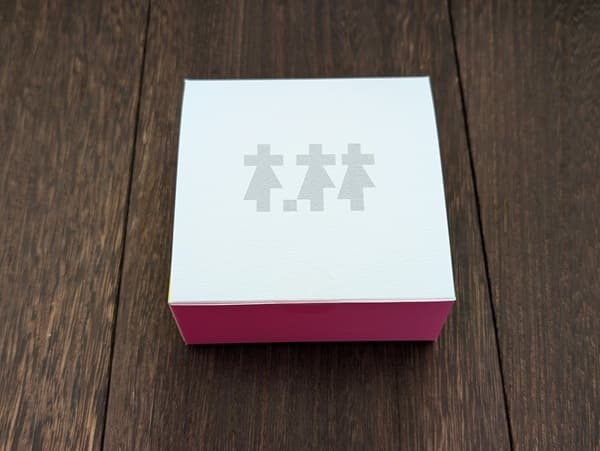 濃い板張りの上に木林と書かれた箱