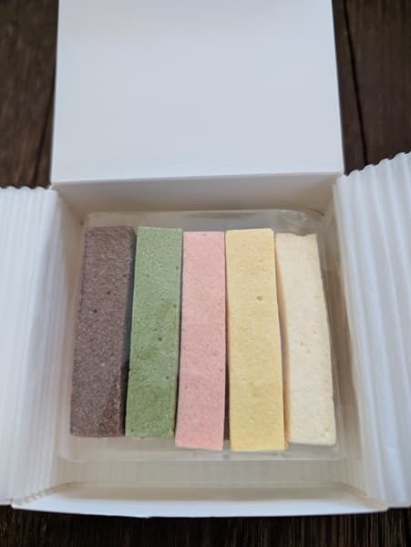 箱の中に淡い色のカラフルな長方形の棒