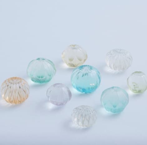 少し色が付いた透明の玉の様な物９個