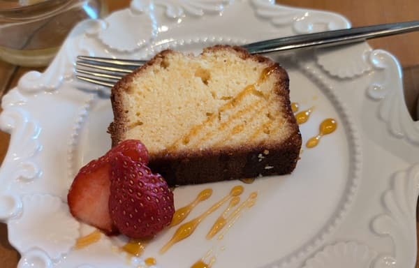 白いお皿の上のパウンドケーキとカットされた苺