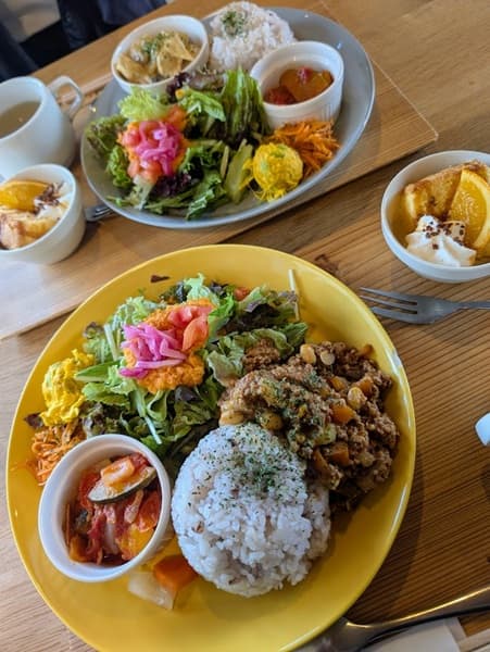 カフェのランチ大きな平皿に乗ったキーマカレーやライス、サラダなど