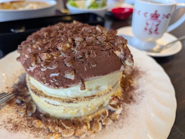 白いお皿にチョコのパンケーキ