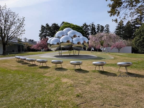 金沢２１世紀美術館の外に置いてある作品