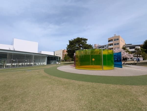 金沢２１世紀美術館の外に置いてある作品
