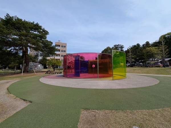 金沢２１世紀美術館の外に置いてある作品