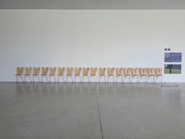 金沢２１世紀美術館の館内に置かれているウサギの様な木の可愛い椅子