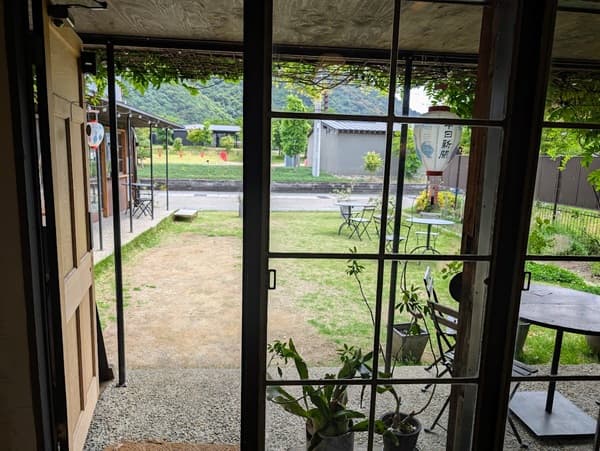 カフェの店内から見た窓の外の景色
