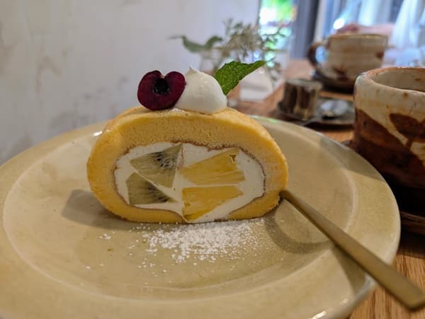 白いお皿の上のロールケーキ