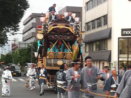 17号国道を渡る山車