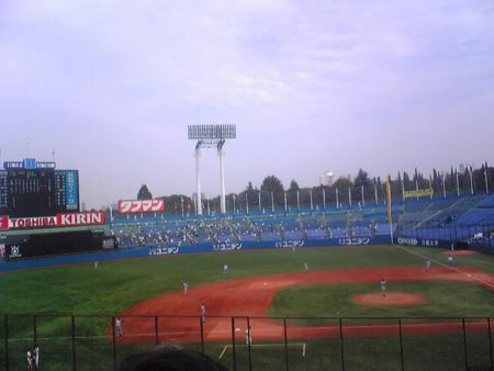 第一試合。法政−慶応。内野は６割ぐらいお客さん入ってるかな。外野