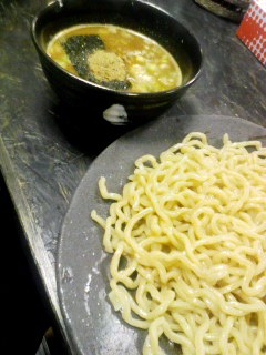 ランチタイム。今日はつけ麺。すごいボリューム。美味しかった。でも