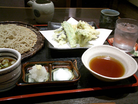 宴の後に蕎麦屋立ち寄り。もうお腹一杯。