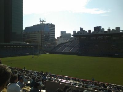 秩父宮ラグビー場到着。今日は明治×慶応