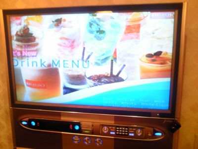 しかし、ディスプレイがフルHDなのに、コンテンツをSD画質で見せられ