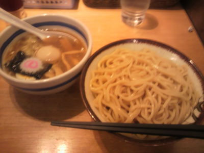 新橋大勝軒にてつけそば。300gの麺を体内に取り込み現在処理中。