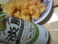 ２０日振りくらいに飲んでる♪うまい〜！今日は海老のかき揚げ♪  #twi