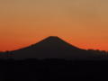 夕焼けの富士山 ： 21日は風が強かったですが、風が邪魔な雲をどけて