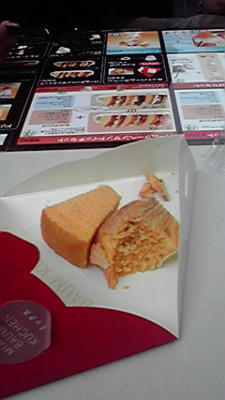 柿島さんと佐藤Ｄと僕でホットバームクーヘンを食う空港なう。ナニコ