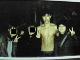 個別 おいアバクロで裸の男店員と記念撮影してきたぞ ちょう体臭が毛唐 の写真 画像 Twitter4 S Fotolife