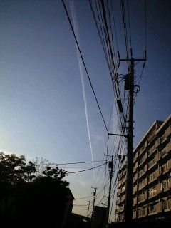 久しぶりに見た飛行機雲 宿直＋サービス残業明けに見るとまた格別に