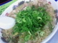 夜ご飯なう。今日の１食目。とんこつラーメン…。かなりヘビー(笑)